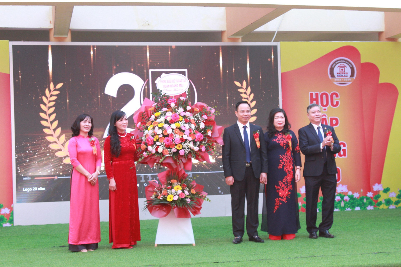 Các đại biểu, khách quý tặng hoa chúc mừng nhà trường.