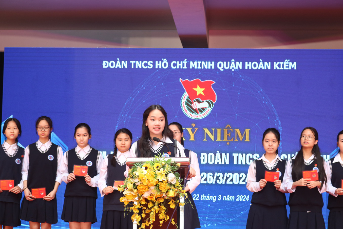 Bạn Phan Trần Kim Anh - đoàn viên mới trường THCS Ngô Sĩ Liên - đại diện cho gần 1.000 đoàn viên mới được kết nạp trong dịp kỷ niệm 93 năm Ngày thành lập Đoàn TNCS Hồ Chí Minh phát biểu tại buổi lễ.