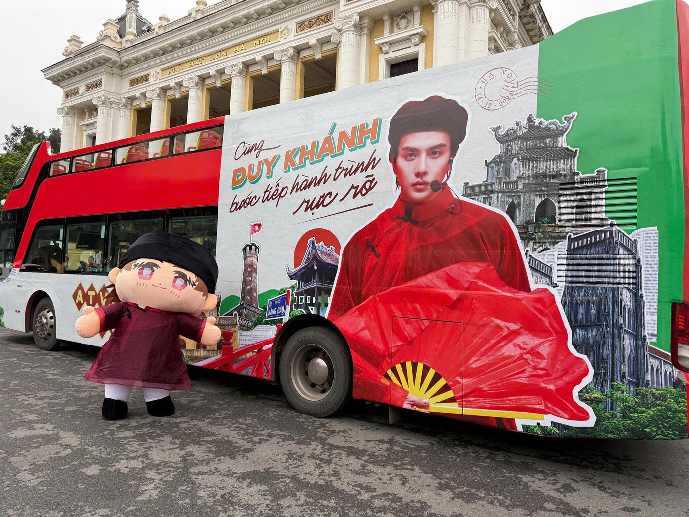 Cùng với đó, "biệt đội" Mass V còn đưa "chàng công tử hào hoa" Duy Khánh phe phẩy chiếc quạt đỏ tới chơi "hội làng" vào sáng 14/12. - Ảnh: nmn_zhouzhoubaobei