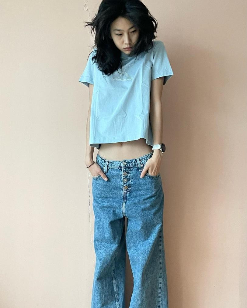 Không thể phủ nhận thần thái tự tin đúng chuẩn người mẫu của cô nàng. Tuy nhiên, nhiều fan cho rằng Ho Yeon có thân hình quá gầy. Do chiều cao vượt trội, áo phông ngắn và quần cạp trễ dáng rộng dường như không phải là lựa chọn phù hợp, và khiến cho cô trông càng gầy hơn. Không thể phủ nhận thần thái tự tin đúng chuẩn người mẫu của cô nàng. Tuy nhiên, nhiều fan cho rằng Ho Yeon có thân hình quá gầy. Do chiều cao vượt trội, áo phông ngắn và quần cạp trễ dáng rộng dường như không phải là lựa chọn phù hợp, và khiến cho cô trông càng gầy hơn.