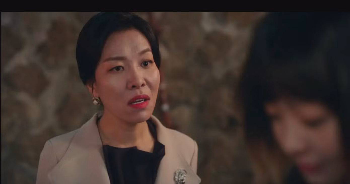 Nếu bạn để ý, Cha Chung Hwa chính là bà mẹ ỷ quyền thế, xấu tính từng cho "điên nữ" Kim Da Mi một bạt tai trong Itaewon Class.