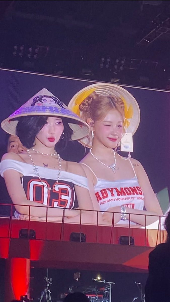 ASA và Pharita đều đội nón lá ở phần cuối của concert tại TP.HCM. ASA và Pharita đều đội nón lá ở phần cuối của concert tại TP.HCM.