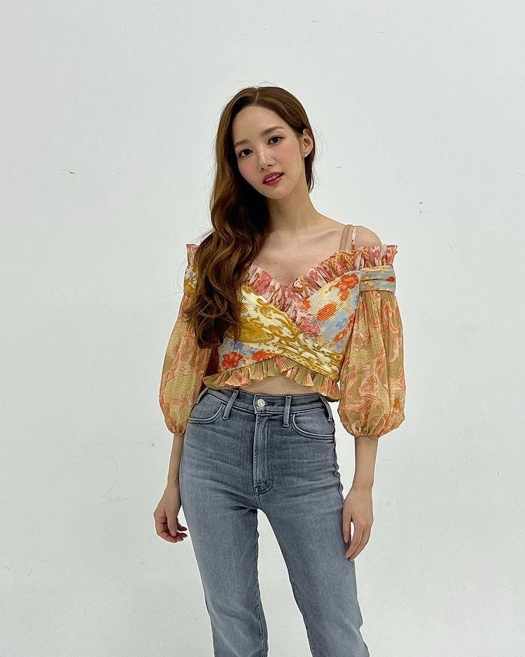 Thân hình ngày càng mảnh khảnh của Park Min Young và gương mặt ngày càng hóp lại do giảm cân.