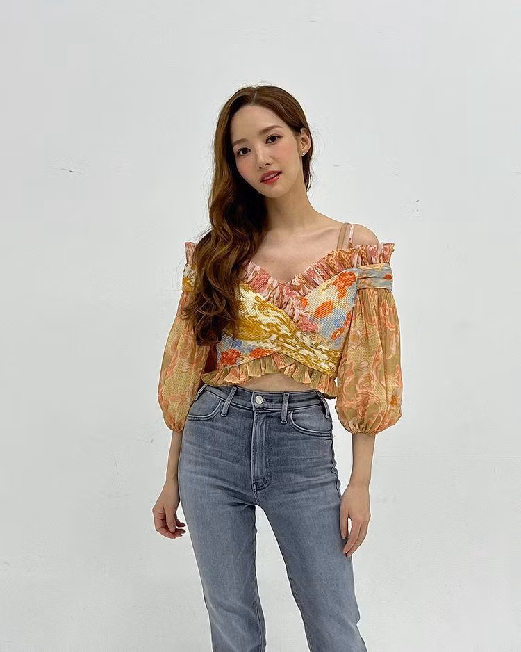 Thân hình ngày càng mảnh khảnh của Park Min Young và gương mặt ngày càng hóp lại do giảm cân. Thân hình ngày càng mảnh khảnh của Park Min Young và gương mặt ngày càng hóp lại do giảm cân.