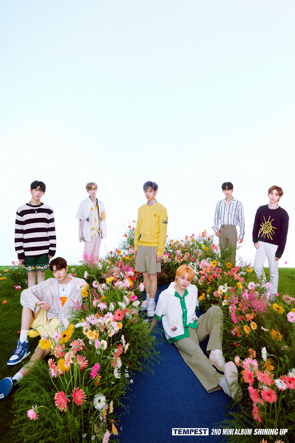 Bộ ảnh ngập sắc hoa khiến fan thích thú hơn cả.