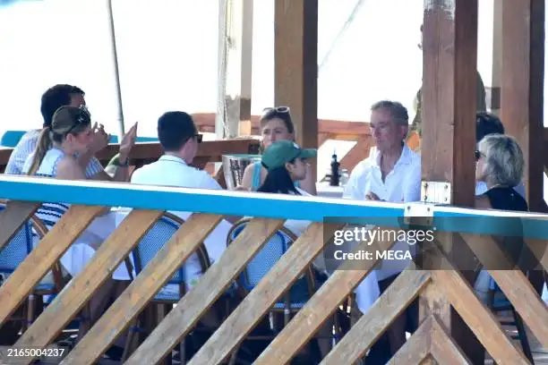 Trong loạt ảnh, Lisa đội chiếc mũ lưỡi trai màu xanh. Trong loạt ảnh, Lisa đội chiếc mũ lưỡi trai màu xanh.