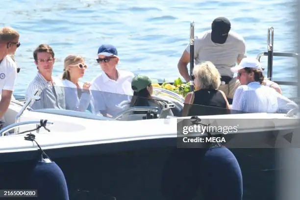 Trong loạt ảnh, Lisa đội chiếc mũ lưỡi trai màu xanh. Trong loạt ảnh, Lisa đội chiếc mũ lưỡi trai màu xanh.