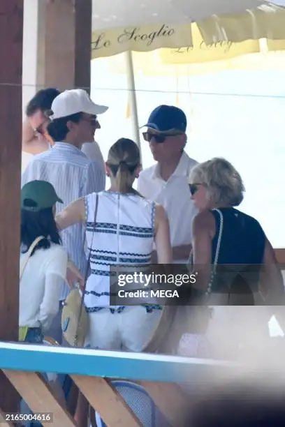 Trong loạt ảnh, Lisa đội chiếc mũ lưỡi trai màu xanh. Trong loạt ảnh, Lisa đội chiếc mũ lưỡi trai màu xanh.