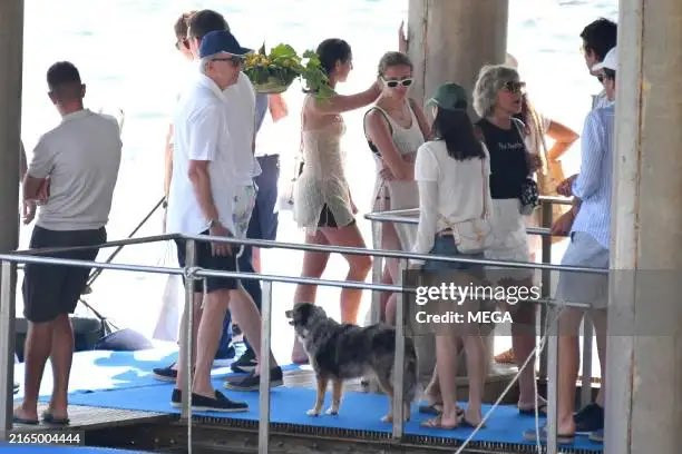 Trong loạt ảnh, Lisa đội chiếc mũ lưỡi trai màu xanh. Trong loạt ảnh, Lisa đội chiếc mũ lưỡi trai màu xanh.