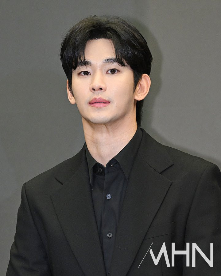 Kim Soo Hyun đệ đơn kiện gia đình Kim Sae Ron và Viện Garo Sero để đòi bồi thường số tiền 12 tỷ won (hơn 200 tỷ đồng). Kim Soo Hyun đệ đơn kiện gia đình Kim Sae Ron và Viện Garo Sero để đòi bồi thường số tiền 12 tỷ won (hơn 200 tỷ đồng).