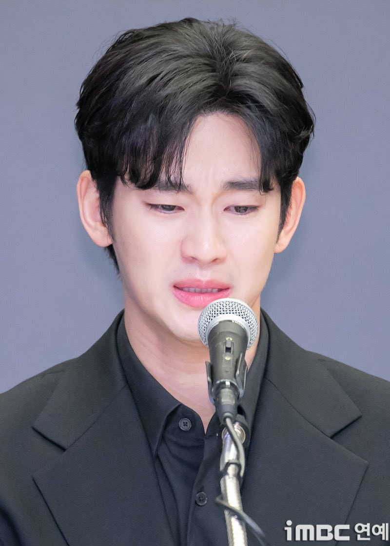 Kim Soo Hyun khóc nức nở xuyên suốt họp báo. Kim Soo Hyun khóc nức nở xuyên suốt họp báo.