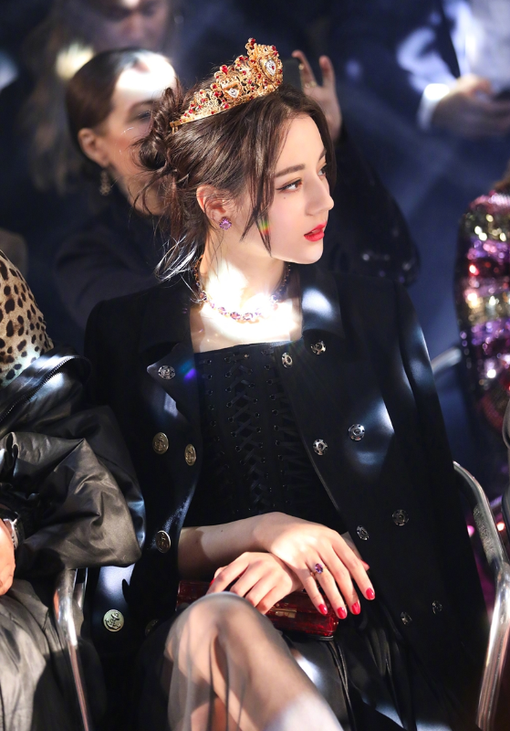 Địch Lệ Nhiệt Ba đội vương miện ngồi ở hàng ghế đầu show của nhà mốt nước Ý năm 2018 vẫn luôn được công chúng nhắc tới trong những khoảnh khắc xuất thần nhất. Địch Lệ Nhiệt Ba đội vương miện ngồi ở hàng ghế đầu show của nhà mốt nước Ý năm 2018 vẫn luôn được công chúng nhắc tới trong những khoảnh khắc xuất thần nhất.