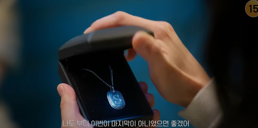 Vòng cổ Sun Jae đeo y hệt vòng cổ anh tặng Sol vào sinh nhật 20 tuổi trong dòng thời gian trước.