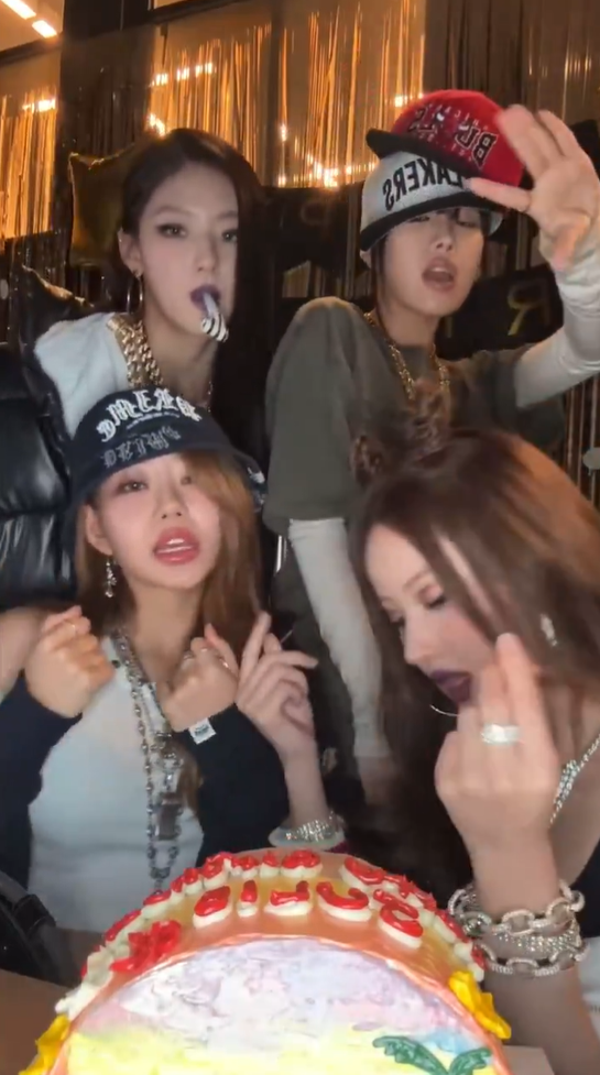 Concept Hip-hop Old School của KISS OF LIFE gây tranh cãi trong livestream gần đây do các hành động bị cho là thiếu tôn trọng văn hóa của người da màu.