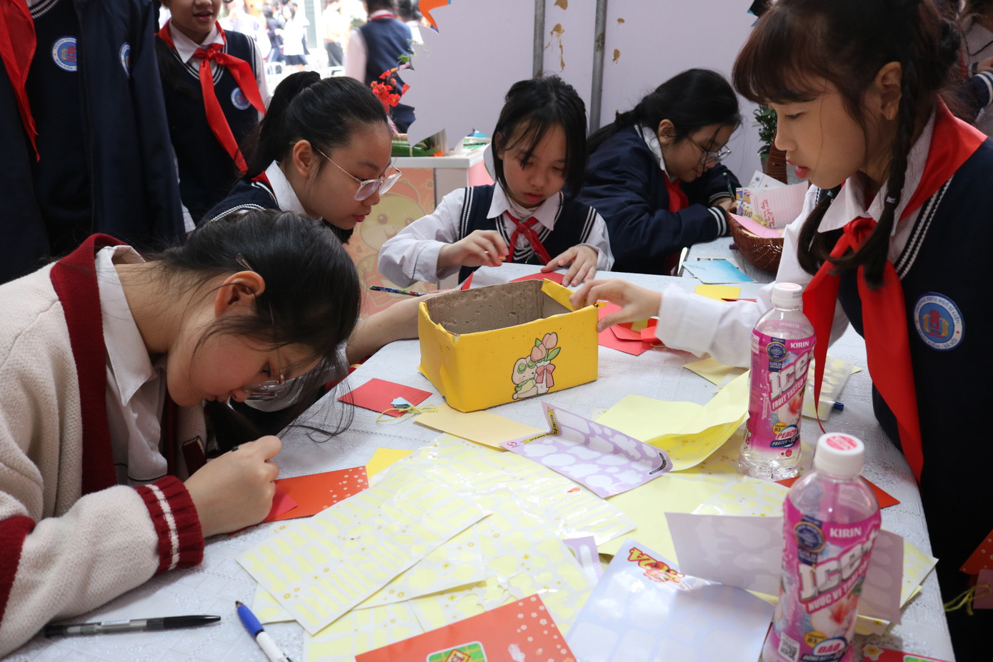 Các bạn học sinh đi mua hàng còn có thể tham gia workshop nhỏ - tự làm lì xì, hoặc trang trí lì xì với sticker. Các bạn học sinh đi mua hàng còn có thể tham gia workshop nhỏ - tự làm lì xì, hoặc trang trí lì xì với sticker.