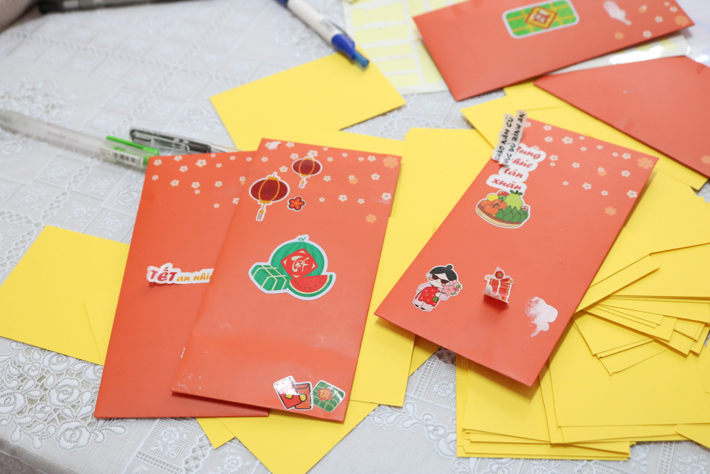 Các bạn học sinh đi mua hàng còn có thể tham gia workshop nhỏ - tự làm lì xì, hoặc trang trí lì xì với sticker. Các bạn học sinh đi mua hàng còn có thể tham gia workshop nhỏ - tự làm lì xì, hoặc trang trí lì xì với sticker.