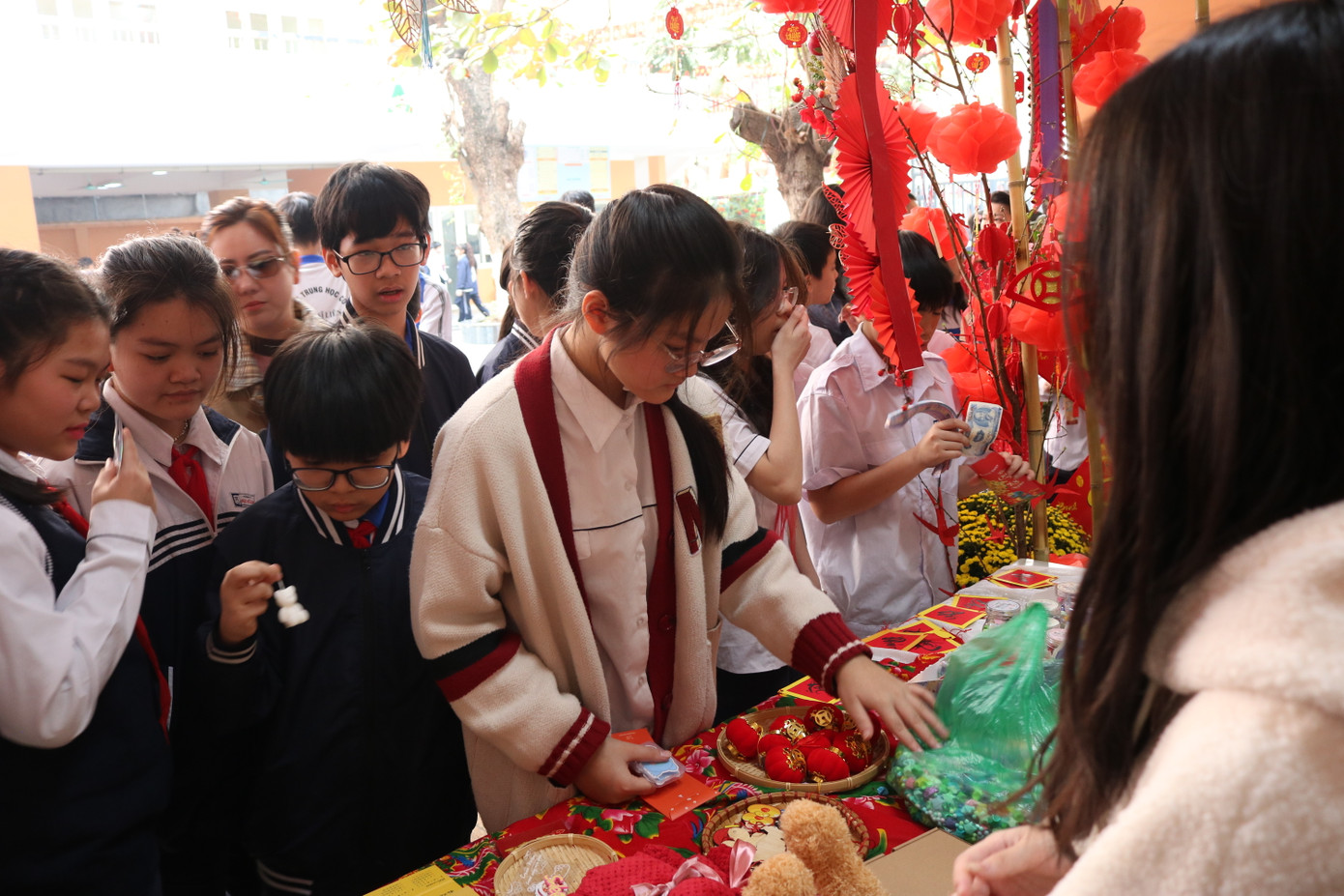 Các bạn học sinh đi mua hàng còn có thể tham gia workshop nhỏ - tự làm lì xì, hoặc trang trí lì xì với sticker. Các bạn học sinh đi mua hàng còn có thể tham gia workshop nhỏ - tự làm lì xì, hoặc trang trí lì xì với sticker.