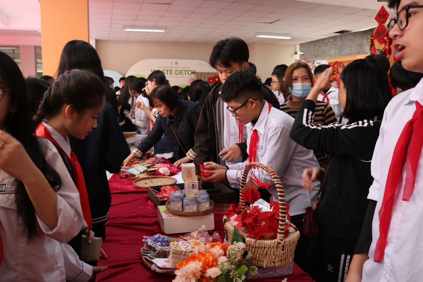 Các bạn học sinh đi mua hàng còn có thể tham gia workshop nhỏ - tự làm lì xì, hoặc trang trí lì xì với sticker. Các bạn học sinh đi mua hàng còn có thể tham gia workshop nhỏ - tự làm lì xì, hoặc trang trí lì xì với sticker.