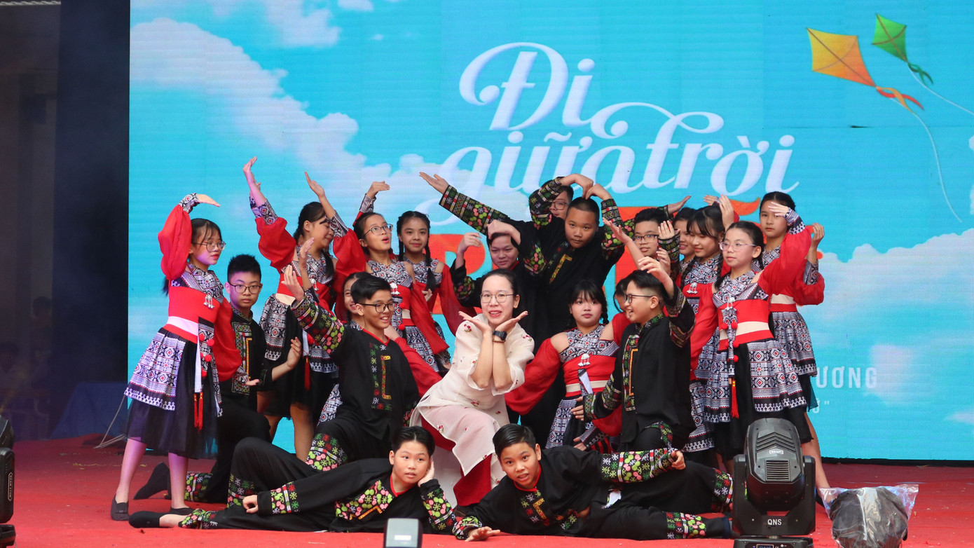 Khi bài hát Đi Giữa Trời Rực Rỡ vang lên trong phần biểu diễn của lớp 6A6, tiếng fanchant của các bạn học sinh THCS Ngô Sĩ Liên vang vọng sân trường ở phần điệp khúc. Khi bài hát Đi Giữa Trời Rực Rỡ vang lên trong phần biểu diễn của lớp 6A6, tiếng fanchant của các bạn học sinh THCS Ngô Sĩ Liên vang vọng sân trường ở phần điệp khúc.