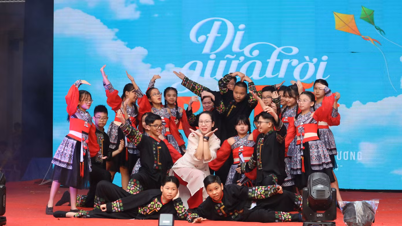 Khi bài hát Đi Giữa Trời Rực Rỡ vang lên trong phần biểu diễn của lớp 6A6, tiếng fanchant của các bạn học sinh THCS Ngô Sĩ Liên vang vọng sân trường ở phần điệp khúc.