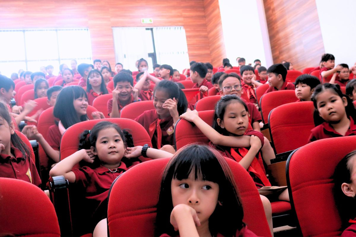 Các bạn nhỏ thích thú khi vừa được thưởng thức các tiết mục văn nghệ đặc sắc, vừa được biết thêm nhiều kiến thức lịch sử thú vị.