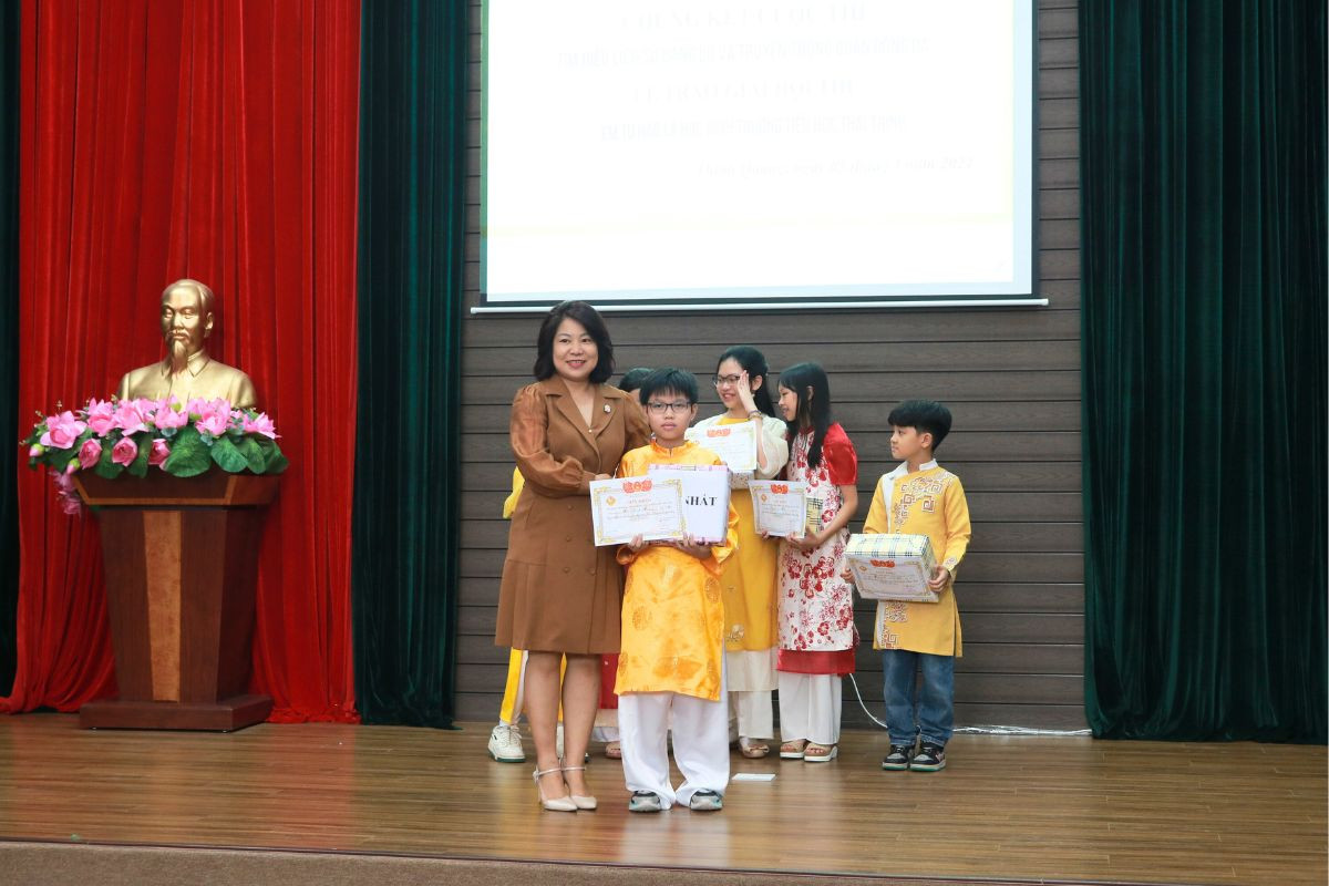 Minh Hoàng lớp 4H chiến thắng đầy thuyết phục trong hội thi hùng biện.