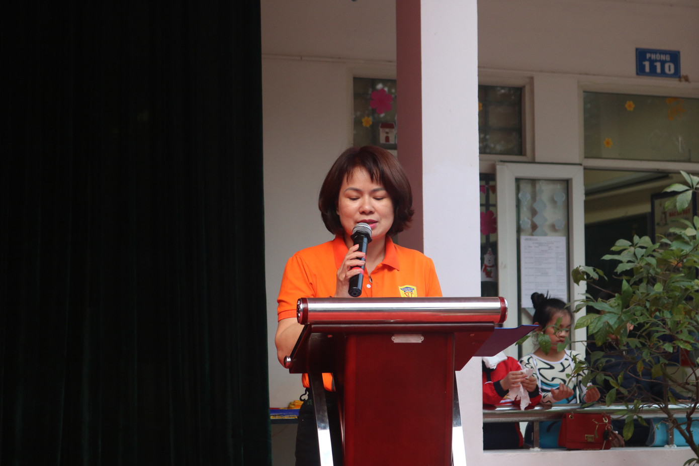 Cô Hiệu trưởng Nguyễn Thúy Vân phát biểu khai mạc Ngày Hội Thể Thao. Cô cho biết Ban Giám hiệu yêu cầu các thầy cô, cán bộ nhân viên nhà trường phối hợp tổ chức tốt Ngày Hội Thể Thao để đây trở thành một sân chơi bổ ích cho học sinh.