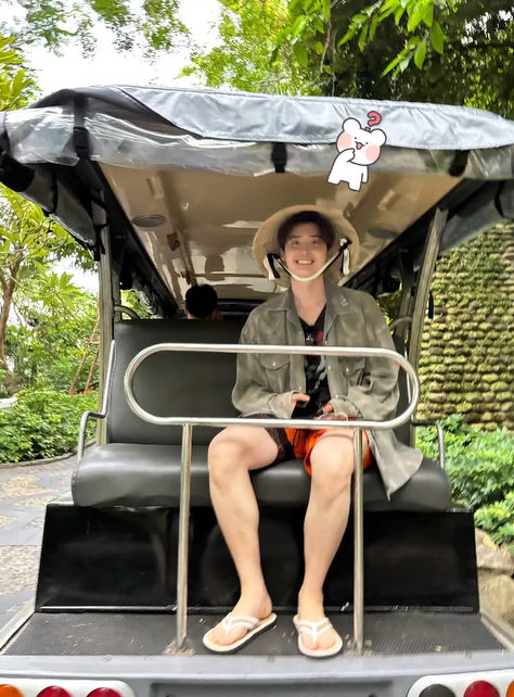 Ảnh chất lượng thấp nhưng nụ cười và nhan sắc của Lee Jong Suk là chất lượng cao. Fan xuýt xoa vì hình ảnh "chuẩn rể Việt" với phong cách đời thường giản dị của nam thần xứ Hàn. Ảnh chất lượng thấp nhưng nụ cười và nhan sắc của Lee Jong Suk là chất lượng cao. Fan xuýt xoa vì hình ảnh "chuẩn rể Việt" với phong cách đời thường giản dị của nam thần xứ Hàn.