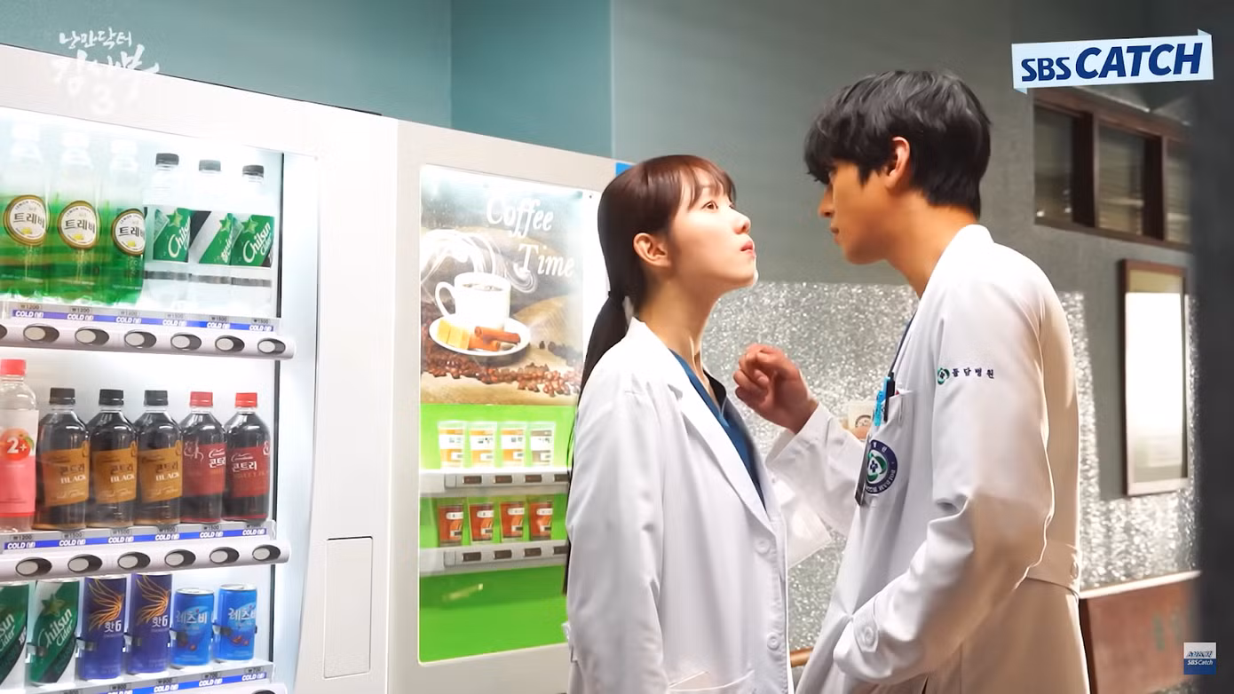 Ahn Hyo Seop - Lee Sung Kyung thân thiết trong hậu trường được nhà đài chia sẻ khiến người hâm mộ thích thú.