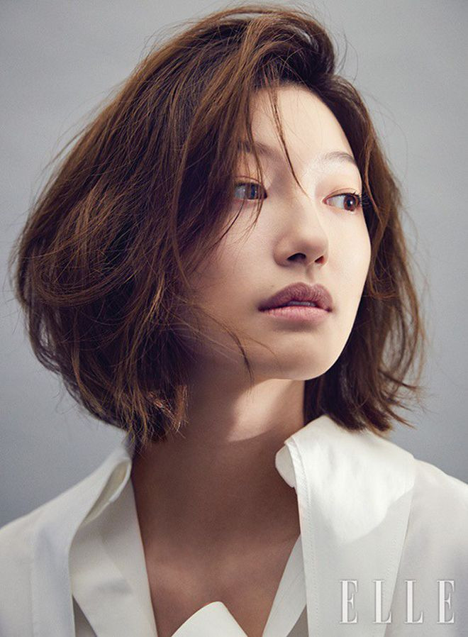 Lee El sinh năm 1982, nổi tiếng qua loạt phim như What a Man Wants, It's Okay, That Love... Khán giả châu Á ấn tượng với cô qua vai phụ Thần tổ mẫu trong Goblin (Yêu Tinh). Lee El sinh năm 1982, nổi tiếng qua loạt phim như What a Man Wants, It's Okay, That Love... Khán giả châu Á ấn tượng với cô qua vai phụ Thần tổ mẫu trong Goblin (Yêu Tinh).