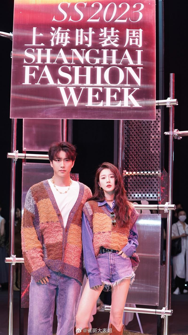 Tước Ban Đại Biểu Tỷ xuất hiện cùng chồng tại Tuần lễ Thời trang 2023 tổ chức ở Thượng Hải
