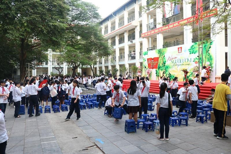 Teen THCS Nguyễn Du có mặt từ sớm để chuẩn bị dự lễ.