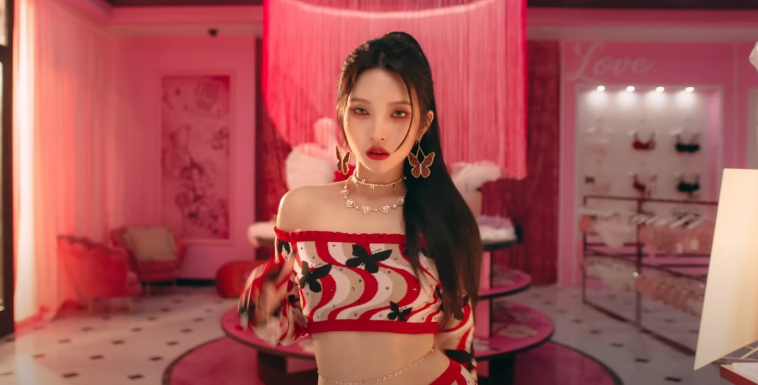 MV của Queencard theo concept Y2K, tựa như một bộ phim tuổi teen đầu những năm 2000. MV của Queencard theo concept Y2K, tựa như một bộ phim tuổi teen đầu những năm 2000.