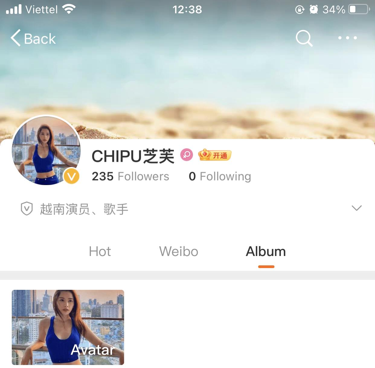 Weibo tích vàng của Chi Pu và phần mô tả ghi &quot;Ca sĩ, diễn viên Việt Nam&quot;. - Nguồn: Trạm tin Cbiz