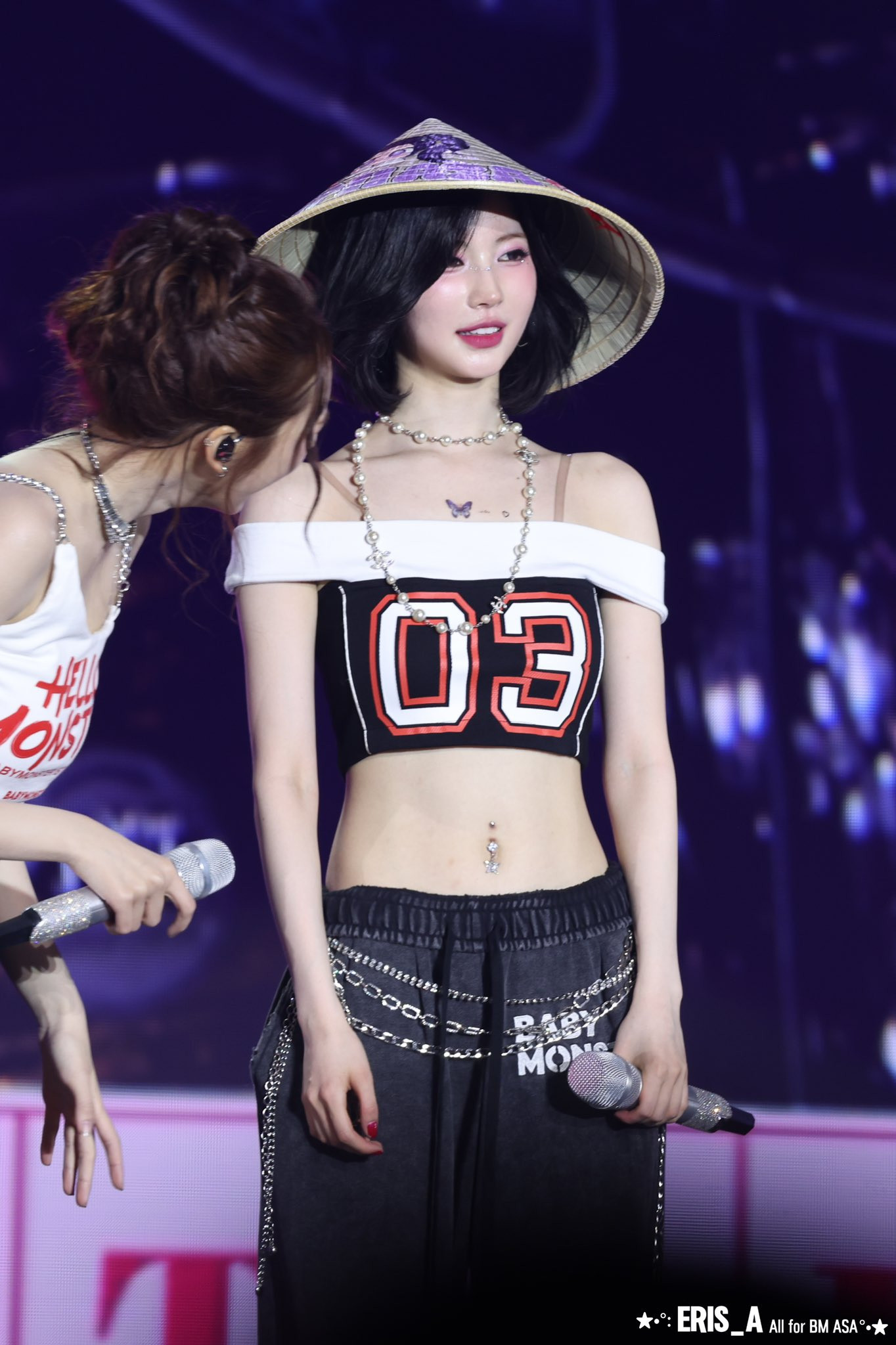 ASA và Pharita đều đội nón lá ở phần cuối của concert tại TP.HCM. ASA và Pharita đều đội nón lá ở phần cuối của concert tại TP.HCM.