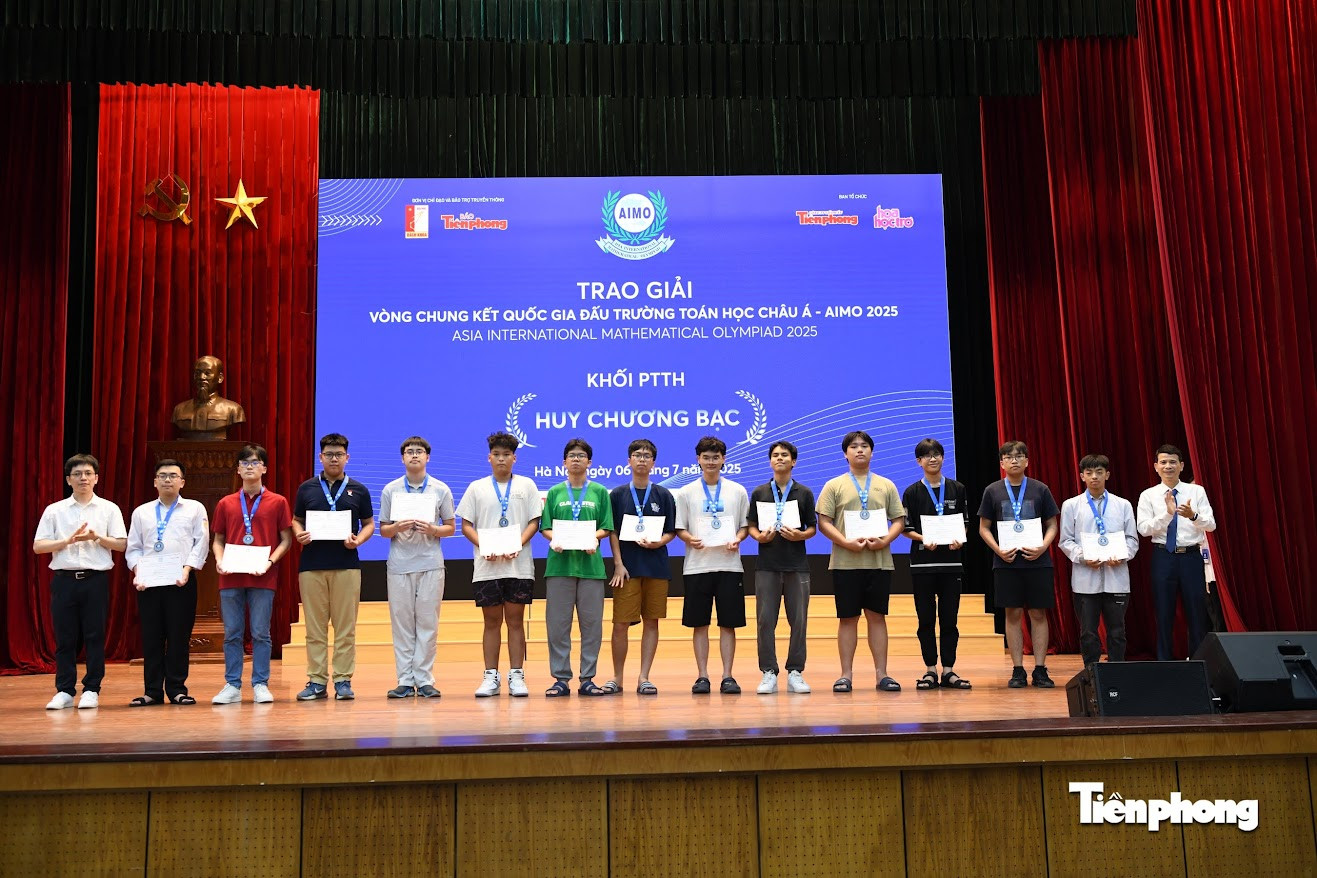 13 bạn nam giành Huy chương Bạc. 13 bạn nam giành Huy chương Bạc.