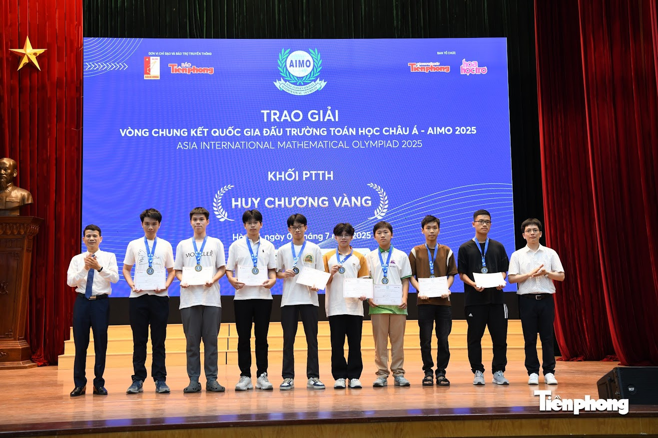 Những chủ nhân của tấm Huy chương Vàng khối THPT. - Ảnh: Mạnh Thắng Những chủ nhân của tấm Huy chương Vàng khối THPT. - Ảnh: Mạnh Thắng