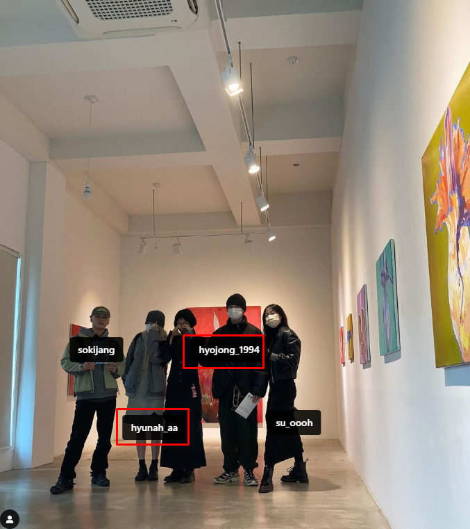 Nữ diễn viên Lee Soo Jung và một người bạn khác cũng có mặt tại buổi triển lãm cùng HyunA và Dawn. Sanchae đứng giữa HyunA (trái) và Dawn (phải).