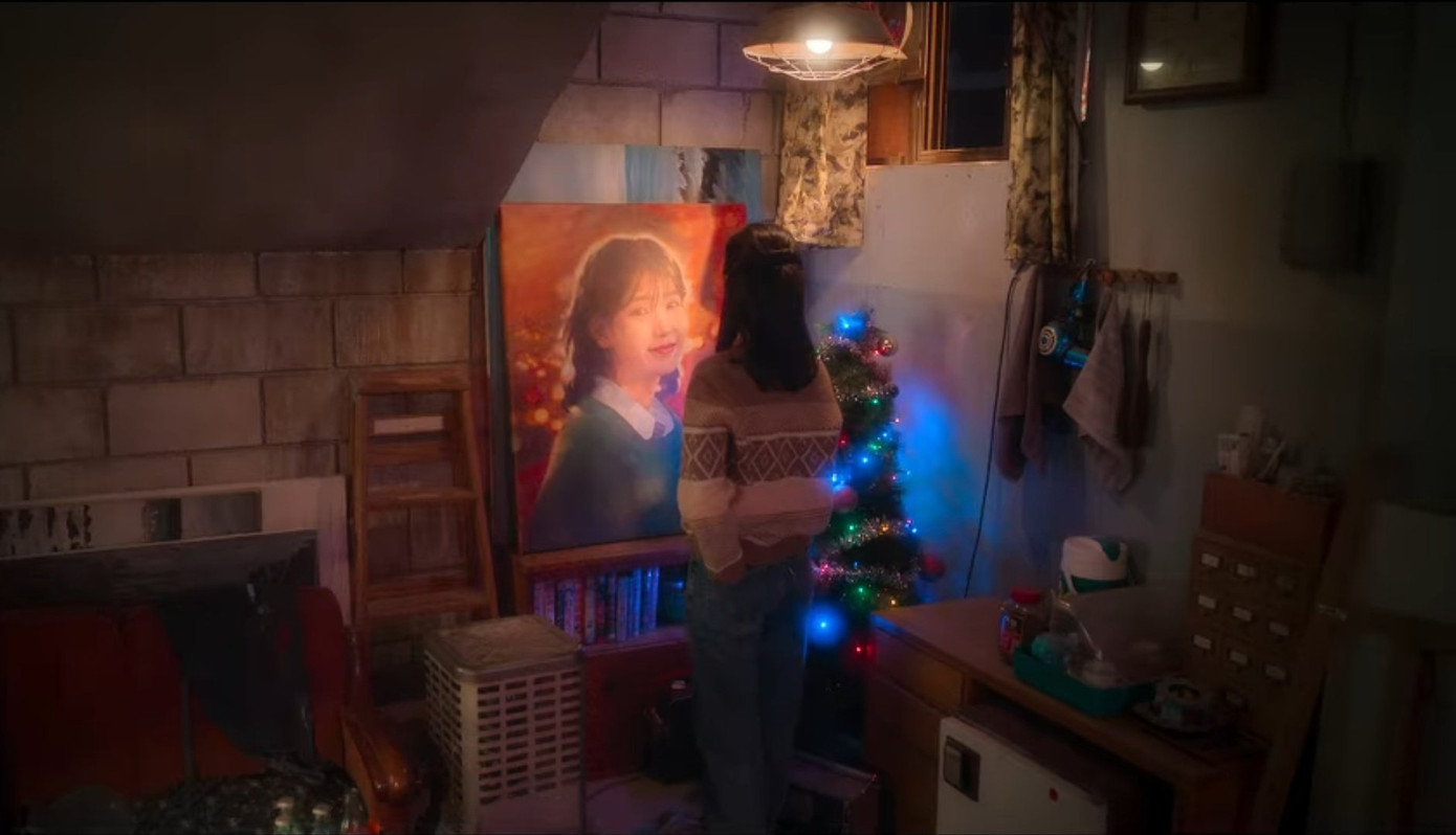 Trong căn phòng tối, chỉ có nơi bức tranh Chung Seop tặng Geum Myeong đặt ở một góc tỏa sáng, tựa như ánh sáng ấm áp, rực rỡ mà cô mang tới cho cuộc sống ảm đạm của anh.