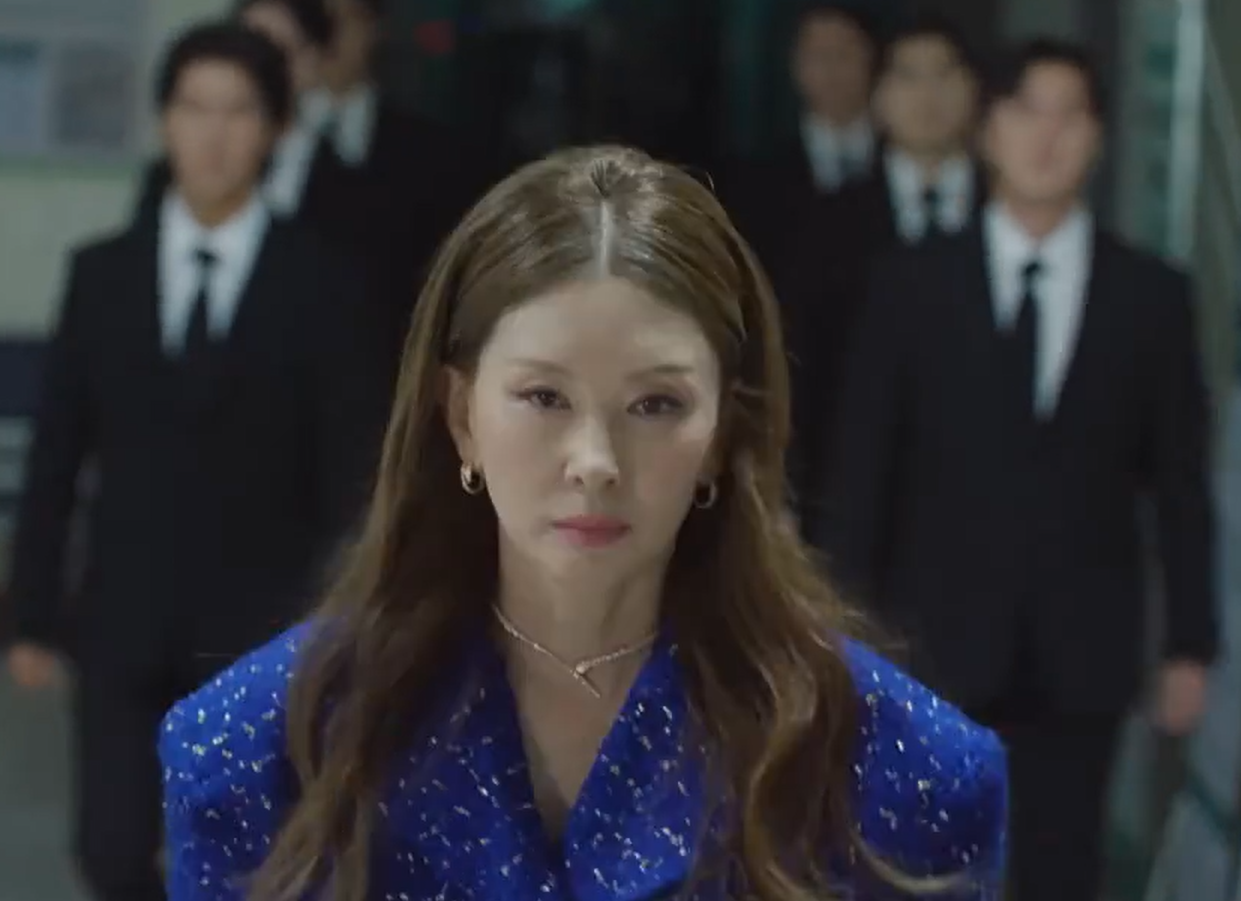 Moh Seul Hee dẫn theo dàn vệ sĩ tới bệnh viện, trông như bà đã tìm ra tung tích của chủ tịch Hong. Moh Seul Hee dẫn theo dàn vệ sĩ tới bệnh viện, trông như bà đã tìm ra tung tích của chủ tịch Hong.