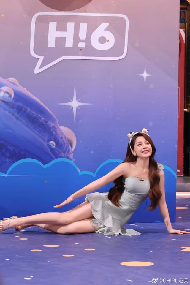 Phân đoạn Chi Pu diễn tả cụm từ "mỹ nhân ngư" gây sốt Weibo vì đôi chân nuột nà, gương mặt thanh tú đúng với miêu tả về nàng tiên cá.