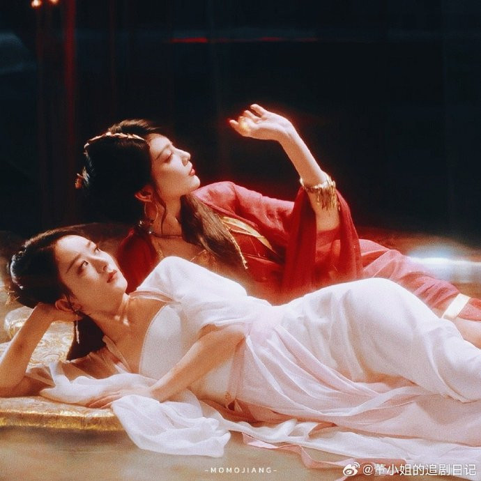 Đâu chỉ chữa thương, Kim Nương Tử còn hào phóng muốn tìm lang quân trẻ trung, đẹp trai hơn Thẩm Ly. Hành Chỉ thần quân càng ghen tuông, cô càng được thể chọc tức. Đâu chỉ chữa thương, Kim Nương Tử còn hào phóng muốn tìm lang quân trẻ trung, đẹp trai hơn Thẩm Ly. Hành Chỉ thần quân càng ghen tuông, cô càng được thể chọc tức.