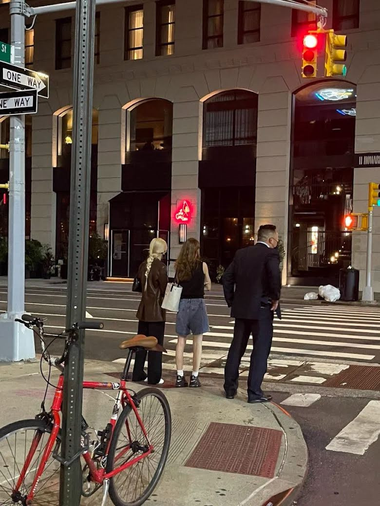 Bức ảnh gốc là Rosé và Talia Ryder. Bức ảnh gốc là Rosé và Talia Ryder.