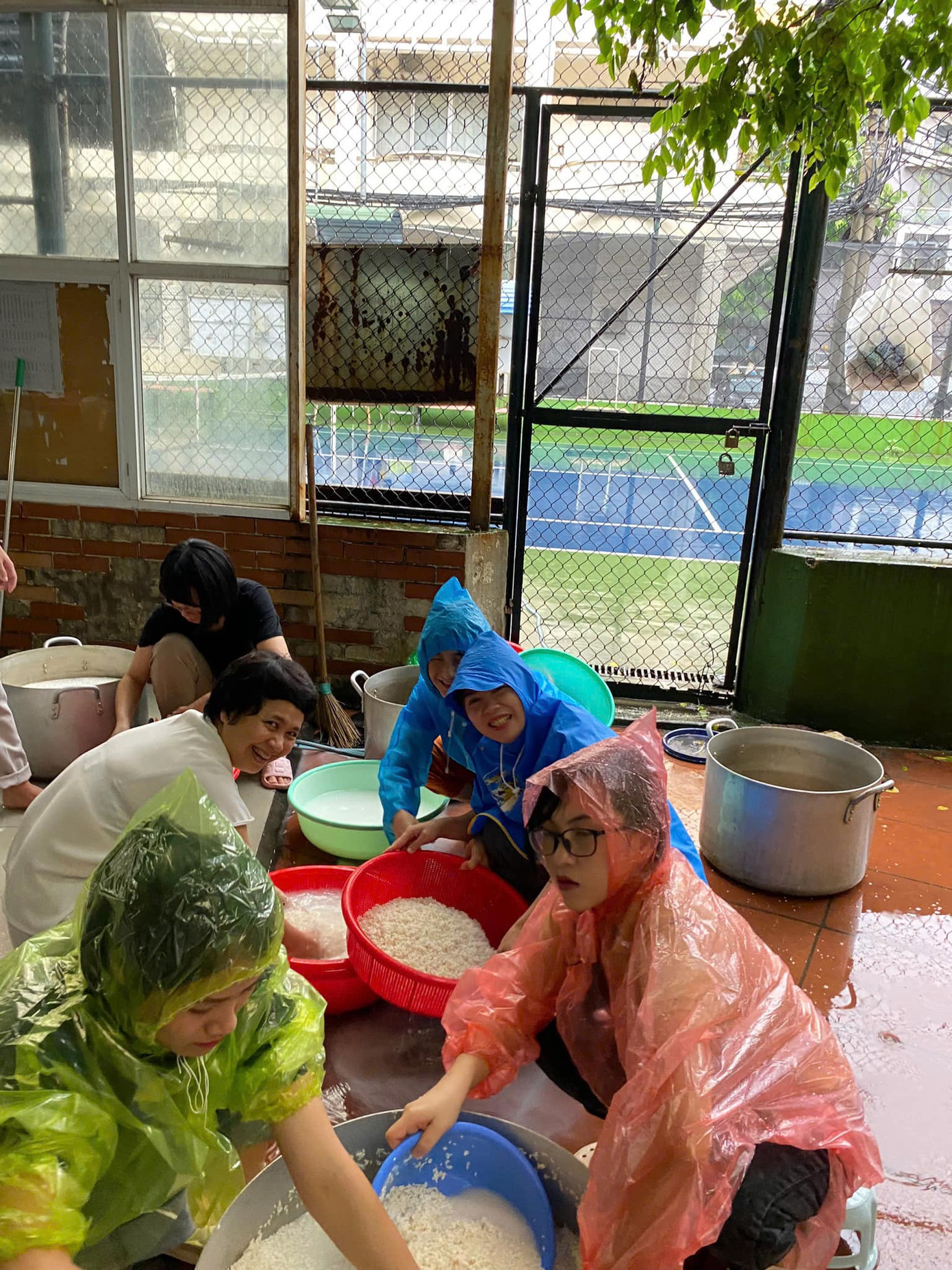 Thầy cô và sinh viên của trường Đại học Giao thông Vận tải Hà Nội cùng tham gia gói bánh chưng cứu trợ. - Nguồn: thầy cô GTVT Thầy cô và sinh viên của trường Đại học Giao thông Vận tải Hà Nội cùng tham gia gói bánh chưng cứu trợ. - Nguồn: thầy cô GTVT