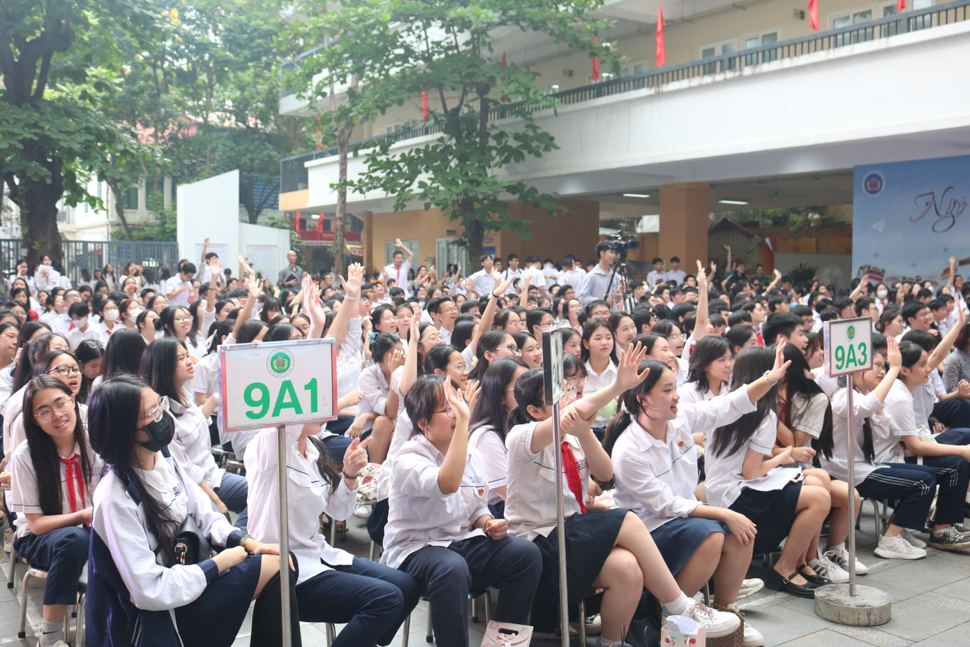 Một biển những cánh tay giơ cao ngay khi câu hỏi được đưa ra vì đều là những đề tài gần gũi, là những người đã đồng hành và gắn bó với teen suốt 4 năm.