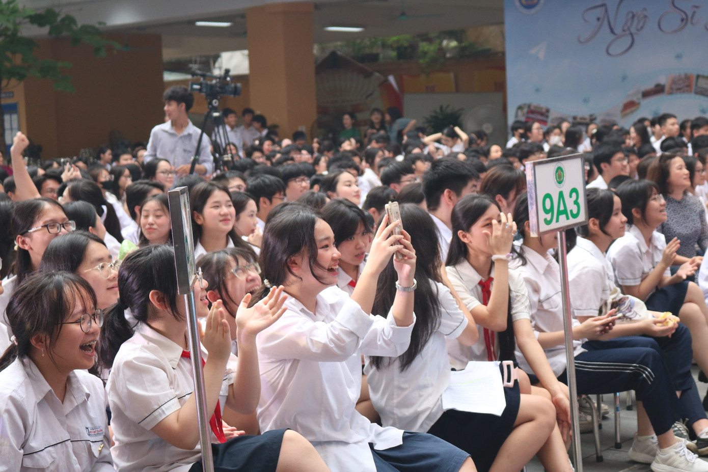 Teen không quên ghi lại mọi khoảnh khắc đáng nhớ trong buổi lễ.