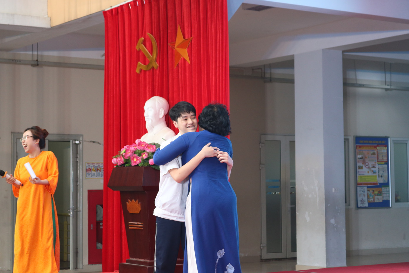 Cái ôm của cô Thu Hà được teen chọn là món quà đặc biệt, bất ngờ và ngọt ngào nhất buổi lễ.