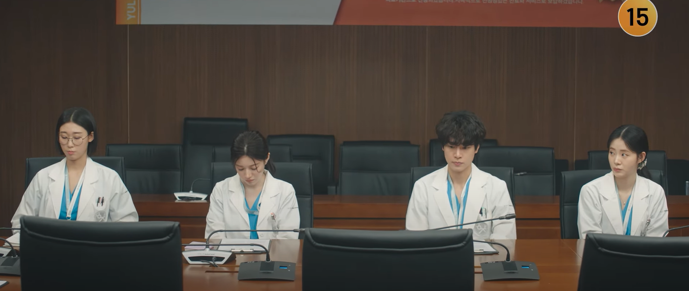 Có cảnh cả bốn ngồi trong phòng họp với đàn chị Cha Da Hye (Hong Na Hyun), bị cô to tiếng. Dựa theo thoại thì ai đó đã để lộ vẻ luống cuống trước mặt bệnh nhân và điều này là không được phép. Yi Young đã "lí sự" lại nên có thể người ấy là cô. Có cảnh cả bốn ngồi trong phòng họp với đàn chị Cha Da Hye (Hong Na Hyun), bị cô to tiếng. Dựa theo thoại thì ai đó đã để lộ vẻ luống cuống trước mặt bệnh nhân và điều này là không được phép. Yi Young đã "lí sự" lại nên có thể người ấy là cô.