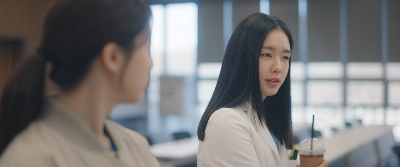 Chu Min Ha (Ahn Eun Ji) có một đoạn cameo siêu "dưỡng thê" ở tập 2, tinh ý nhận ra Yi Young muốn bỏ trốn nên đã nghĩ cách buộc cô phải trở về bệnh viện.