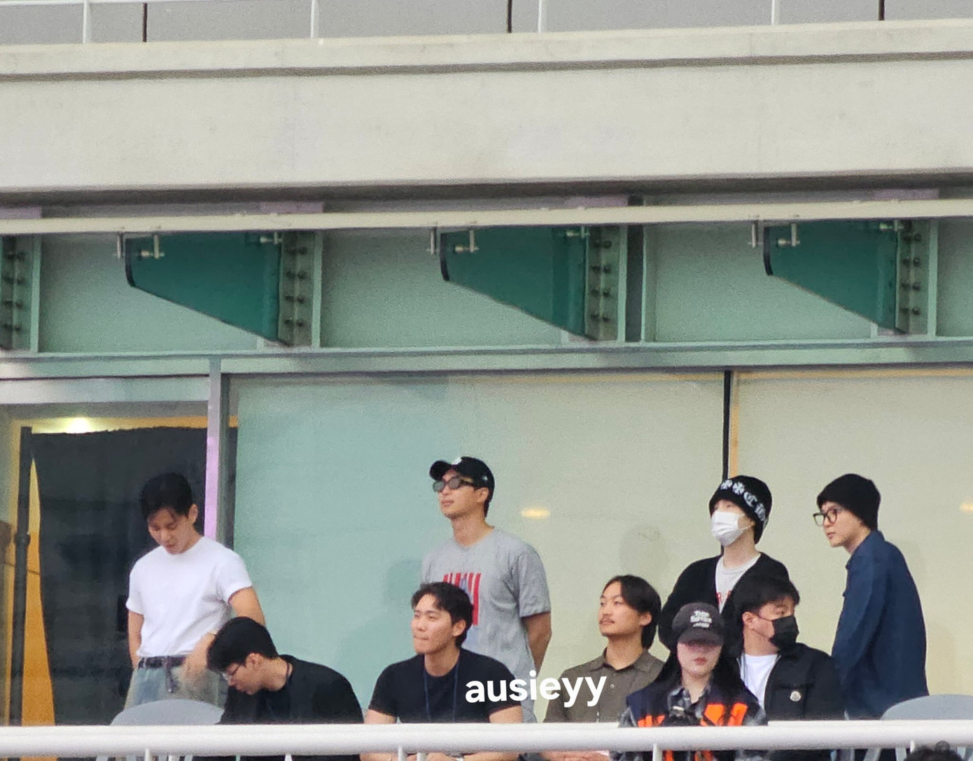 Các thành viên có mặt từ sớm để ủng hộ j-hope, lần lượt từ trái qua phải là V, RM, SUGA, Jimin. Các thành viên có mặt từ sớm để ủng hộ j-hope, lần lượt từ trái qua phải là V, RM, SUGA, Jimin.